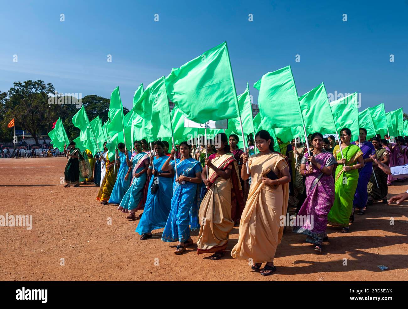 Sfilata di donne con bandiere, festa della Repubblica a Chennai Madras, Tamil Nadu, India meridionale, India, Asia Foto Stock