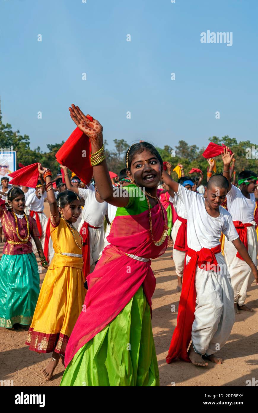 Bambini che si esibiscono in balli di gruppo durante la festa dei bambini a  Coimbatore, Tamil Nadu, India meridionale, Asia Foto stock - Alamy