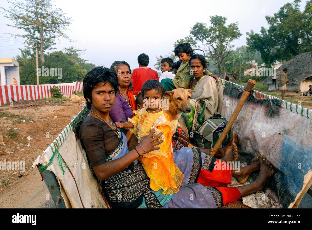 Abitanti del villaggio che viaggiano su un carro da bullock con il loro cane da compagnia, Tamil Nadu, India del Sud, India, Asia Foto Stock