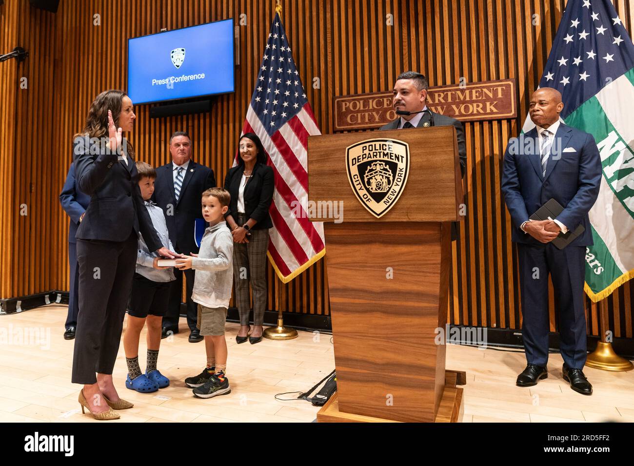 Rebecca Weiner presta giuramento all'annuncio di pubblica sicurezza da parte del sindaco Eric Adams e del Commissario di polizia Edward Caban presso il quartier generale della NYPD a New York il 18 luglio 2023 Foto Stock