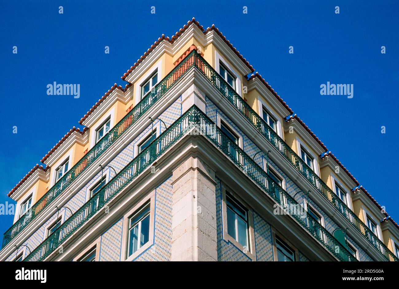 Facciata piastrellata, casa all'angolo, città vecchia, Lisbona, Portogallo Foto Stock
