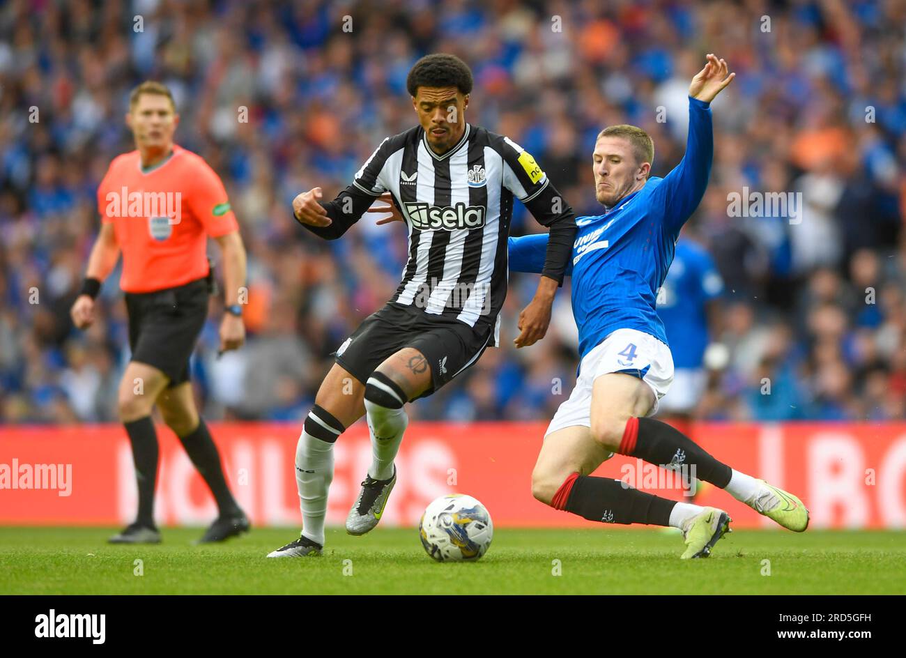 Glasgow, Regno Unito. 18 luglio 2023. Jamal Lewis del Newcastle United e John Lundstram dei Rangers durante la partita amichevole di pre-stagione all'Ibrox Stadium di Glasgow. Il credito fotografico dovrebbe leggere: Neil Hanna/Sportimage Credit: Sportimage Ltd/Alamy Live News Foto Stock