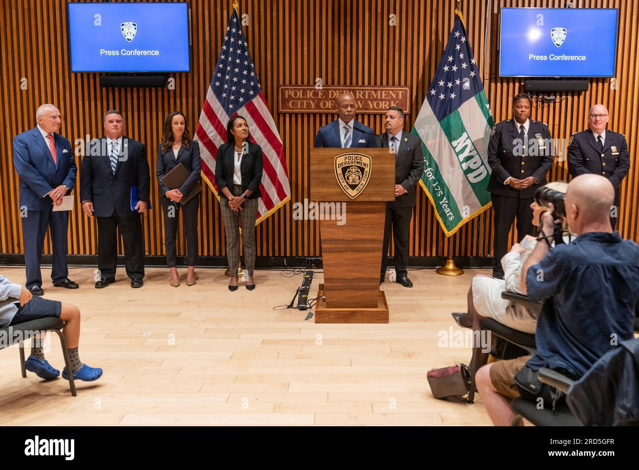 New York, USA. 18 luglio 2023. Il sindaco Eric Adams parla all'annuncio di pubblica sicurezza del sindaco Eric Adams e del Commissario di polizia Edward Caban presso la sede della polizia di New York il 18 luglio 2023. Il Commissario Edward Caban ha annunciato la nomina di Rebecca Weiner a vice Commissario per l'intelligence e la lotta al terrorismo. (Foto di Lev Radin/Sipa USA) credito: SIPA USA/Alamy Live News Foto Stock