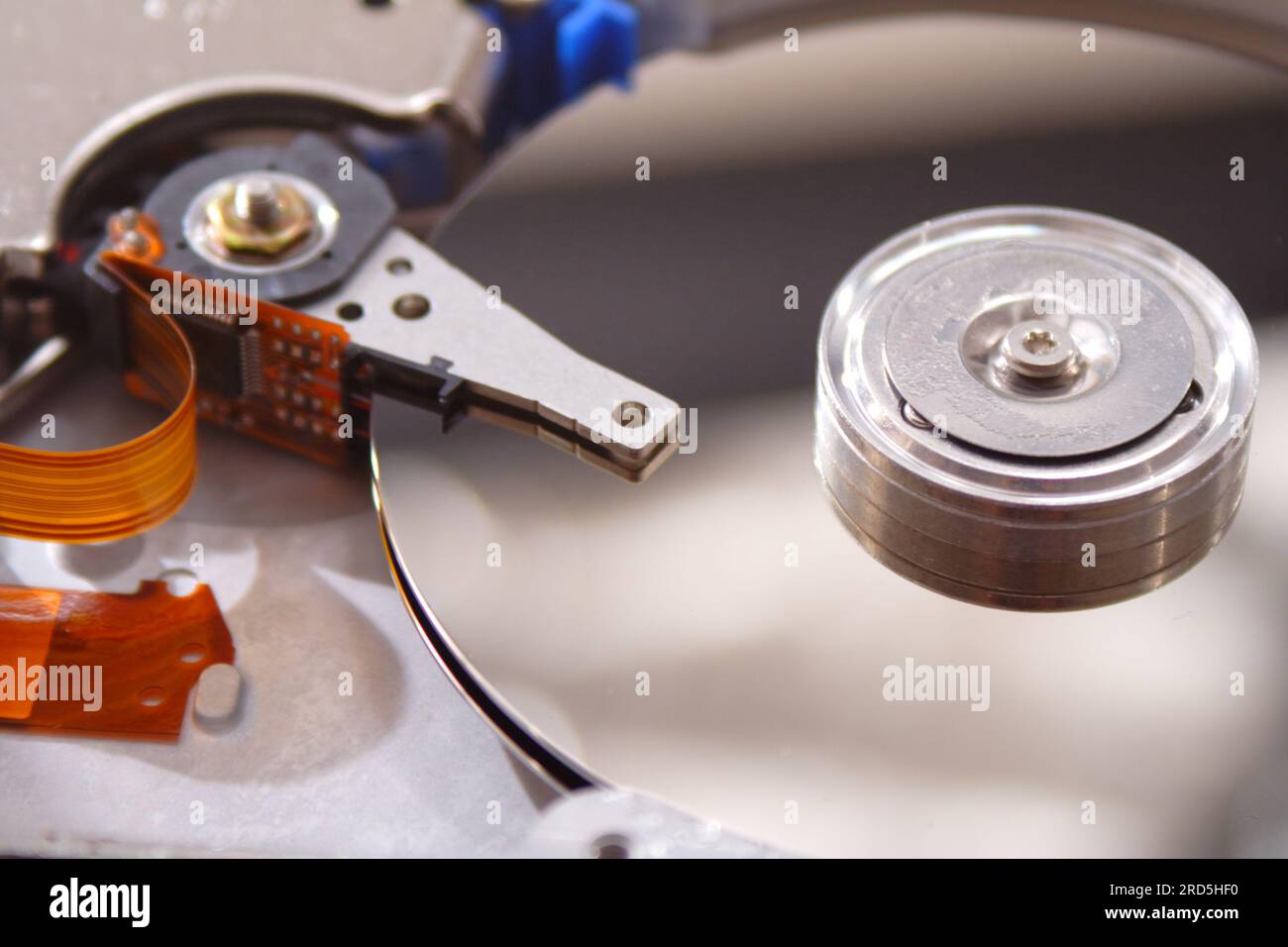 Meccanismo del disco rigido. Frontalino di comando con ago e piatto del disco rigido Foto Stock