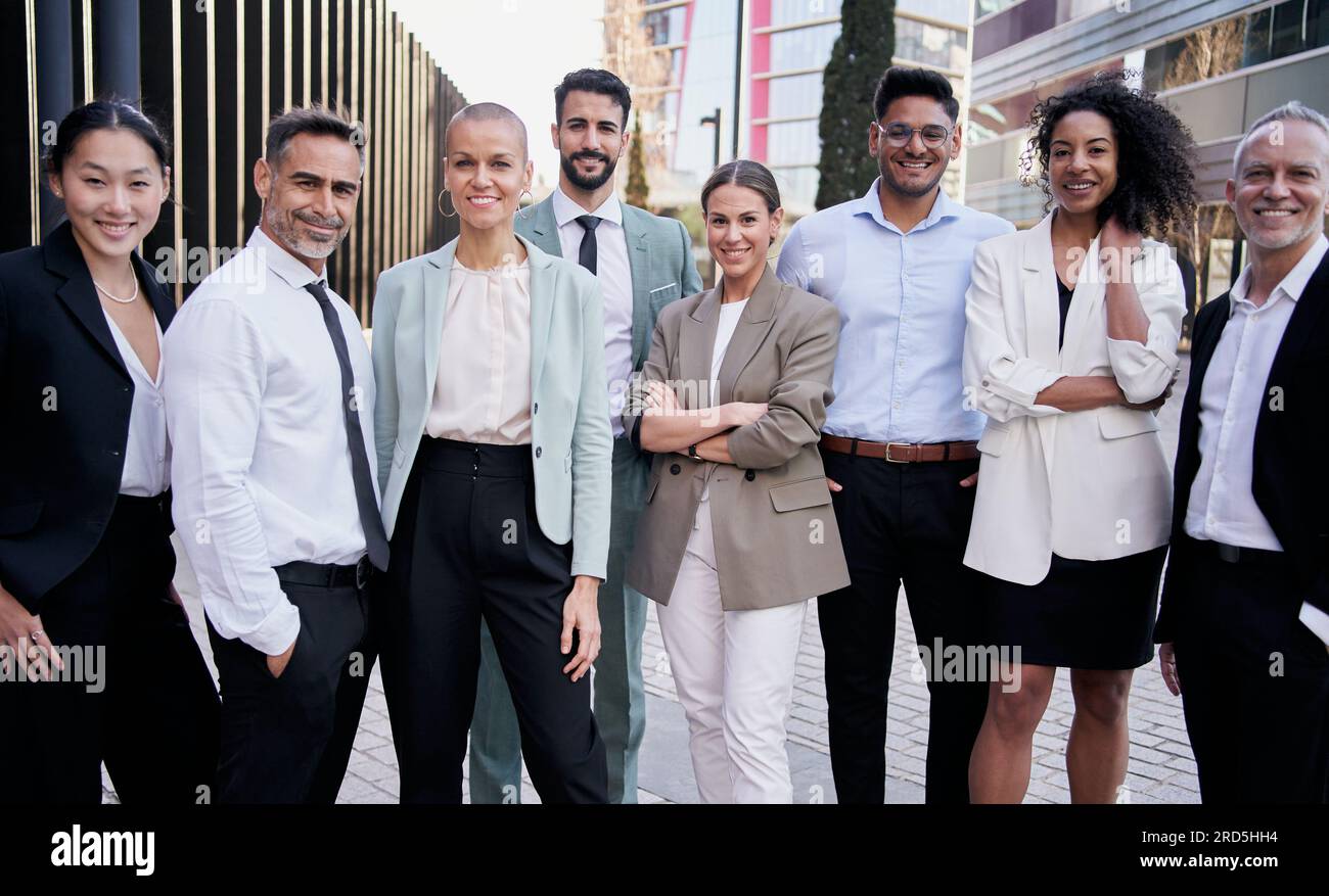 Ritratti di squadra professionisti multietnici sorridenti in posa con sicurezza. Colleghi giovani e maturi Foto Stock