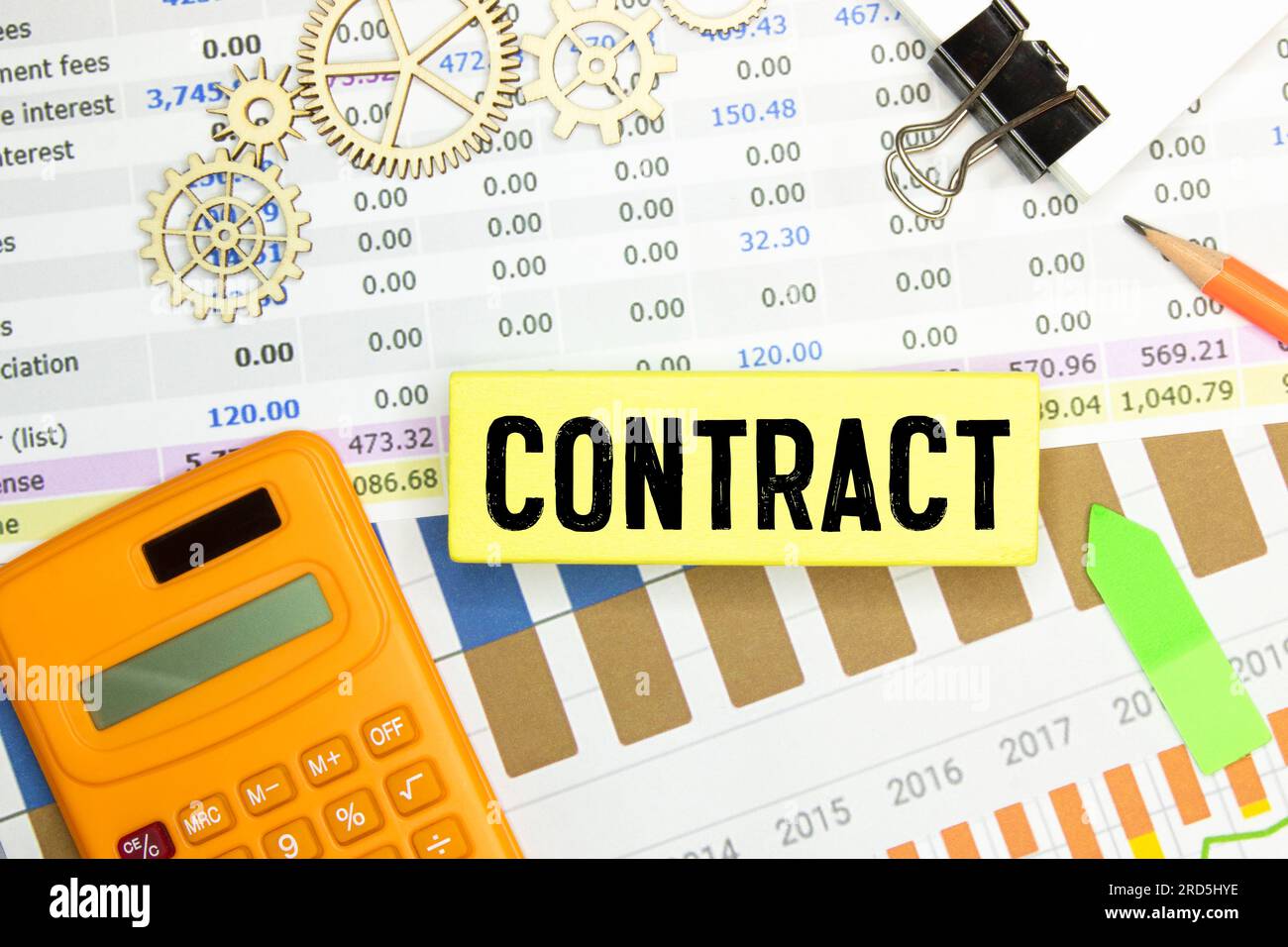 parola del contratto sulla cartella di affari che mostra il concetto commerciale o finanziario. Foto Stock