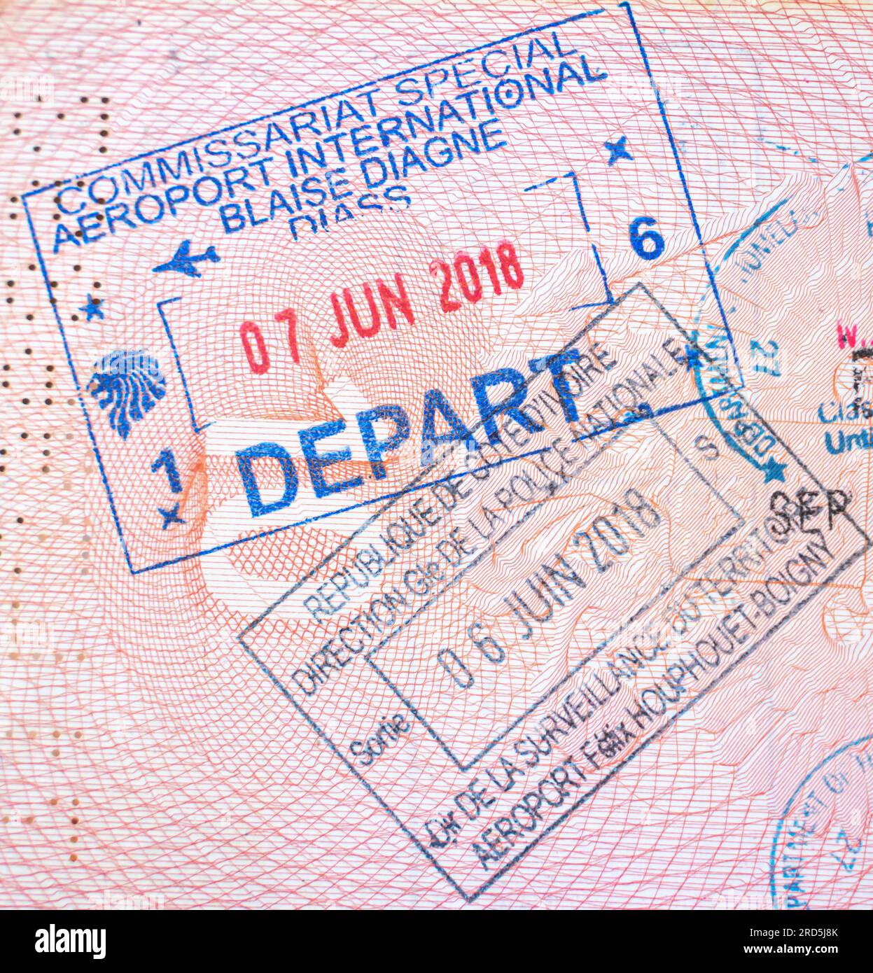 Timbro di uscita del Senegal su un passaporto aperto con il punto di partenza Aéroport de Dakar, Aeroporto Internazionale Blaise Diagne. Francobollo di uscita del Senegal. Foto Stock