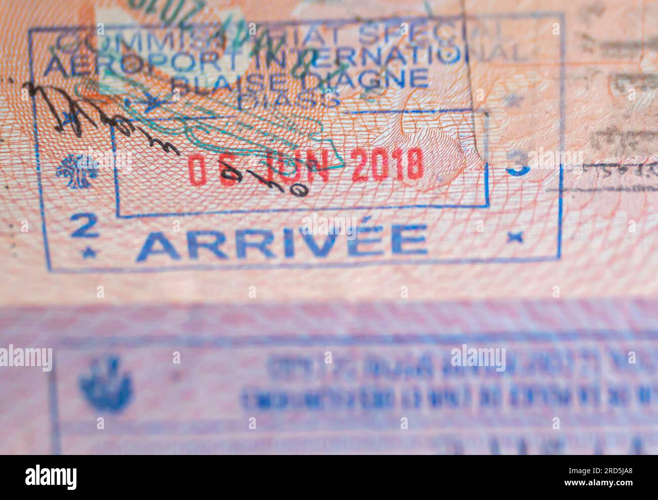 Timbro del visto d'ingresso in Senegal su un passaporto aperto con il punto di arrivo Aéroport de Dakar, Aeroporto Internazionale Blaise Diagne. Timbro d'ingresso in Senegal. Foto Stock