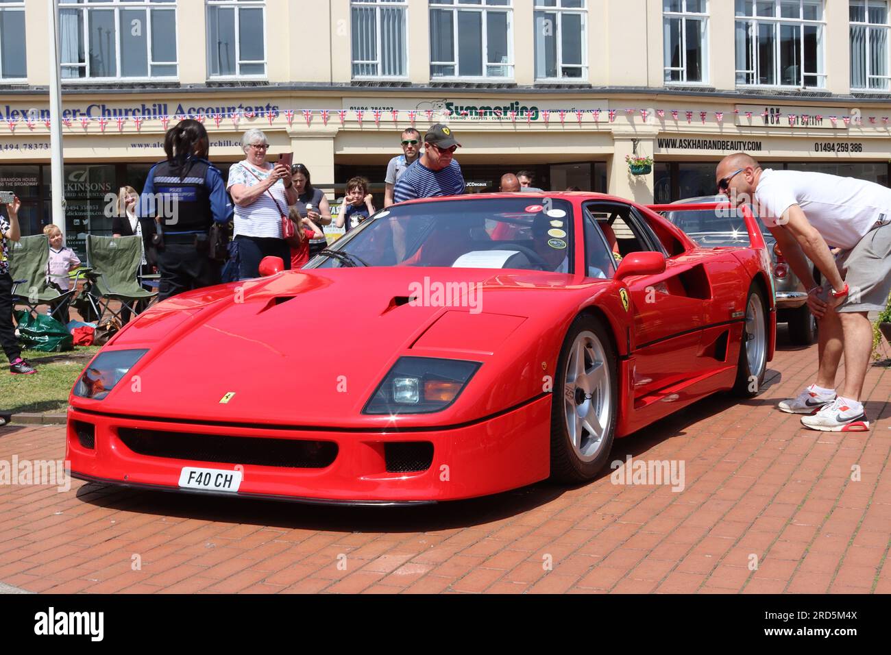La scelta della migliore auto in mostra, una Ferrari F40 super car, realizzata per celebrare il 40° anniversario della Ferrari di costruire auto con il proprio nome, maggio 2023. Foto Stock