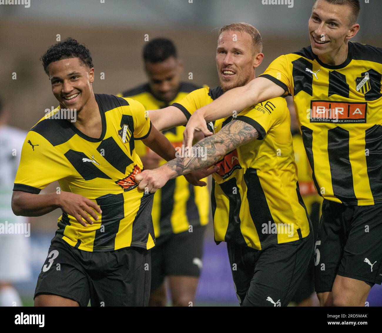 Park Hall, Oswestry, Shropshire, Inghilterra, 18 luglio 2023. Momodou Sonko di BK Häcken celebra il suo gol durante i New Saints of Oswestry Town & Llansantffraid Football Club/The New Saints (TNS) V Bollklubben Häcken/BK Häcken nella stagione di qualificazione 2023/2024 della Champions League, al Park Hall. (Immagine di credito: ©Cody Froggatt/Alamy Live News) Foto Stock