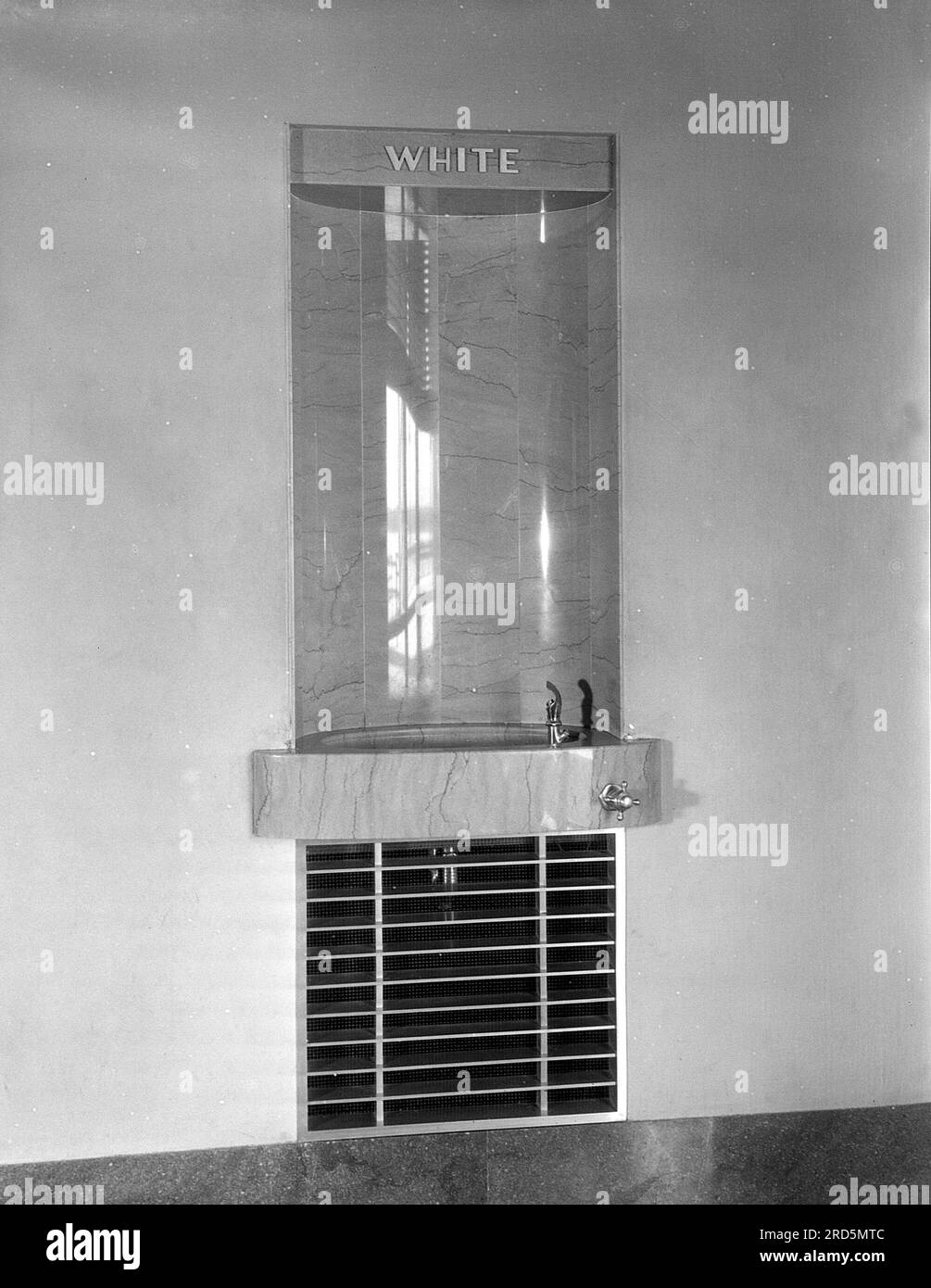 Powerhouse Interior: Water Fountain for Whites Only - Tennessee Valley Authority, 1939 Foto Stock