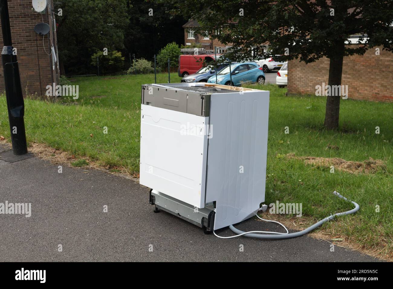 Elettrodomestico lasciato sul ciglio della strada in attesa del ritiro e smaltimento, Sheffield Inghilterra Regno Unito Foto Stock