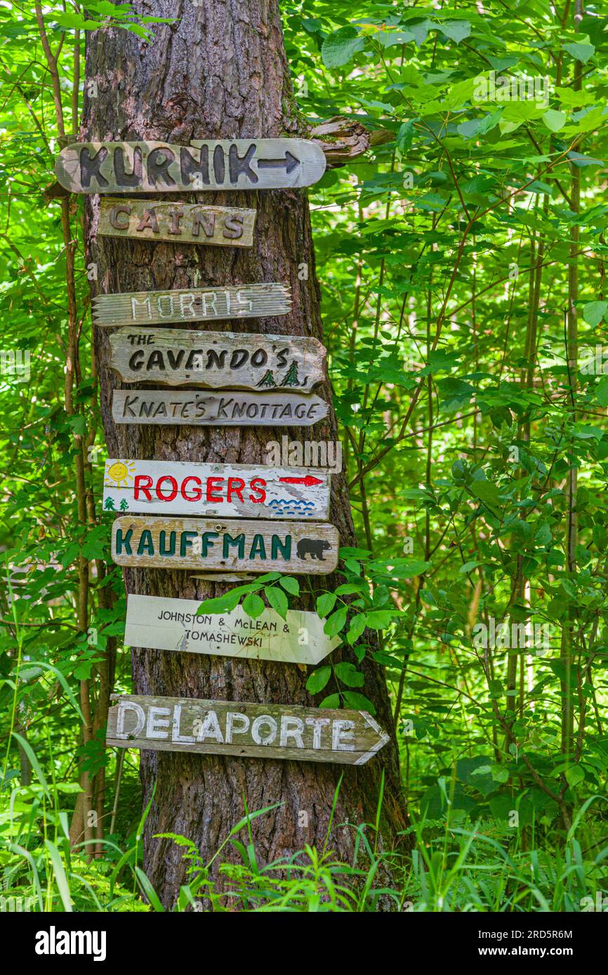 Indicazioni direzionali che indicano i cottage per famiglie sul lago Sparrow a Muskoka, Ontario, Canada Foto Stock