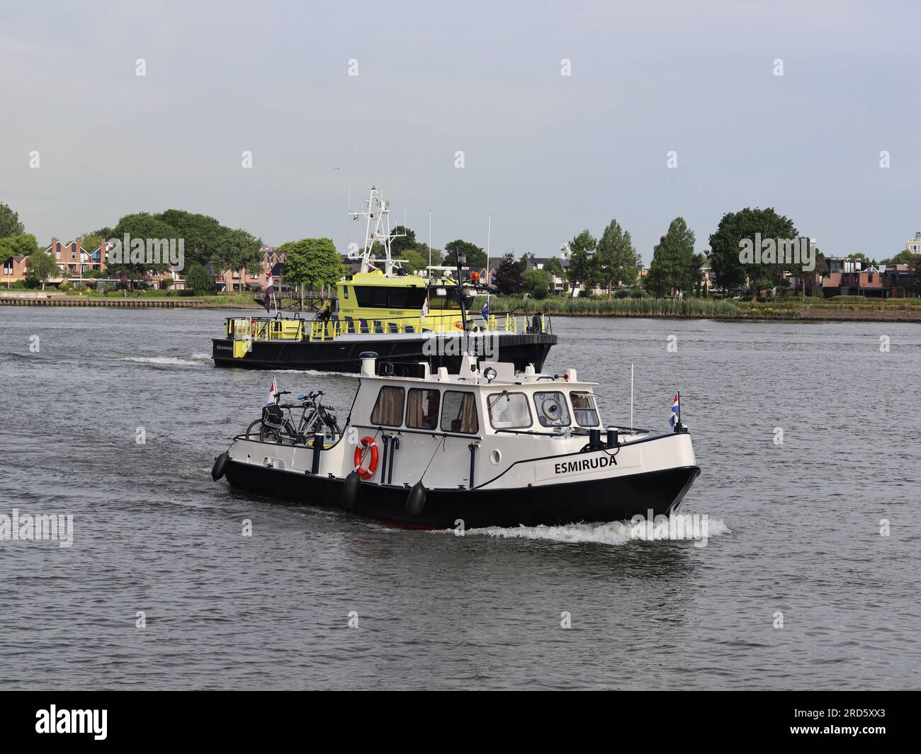 Barche nel fiume Beneden Merwede a Dordecht, Paesi Bassi Foto Stock