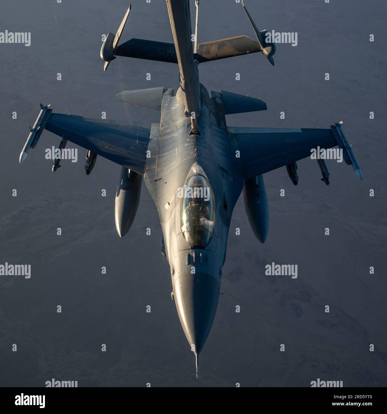 UN U.S. Air Force F-16 Fighting Falcon, assegnato al 457th Expeditionary Fighter Squadron, riceve carburante da un KC-10 Extender sopra gli Stati Uniti Central Command area of Responsibility, 6 luglio 2023. Il KC-10 Extender consente alle risorse aeree di rimanere in aria per periodi più lunghi, massimizzando il tempo di pattugliamento e garantendo la stabilità regionale. (STATI UNITI Foto dell'aeronautica militare del Senior Airman Jacob Cabanero) Foto Stock