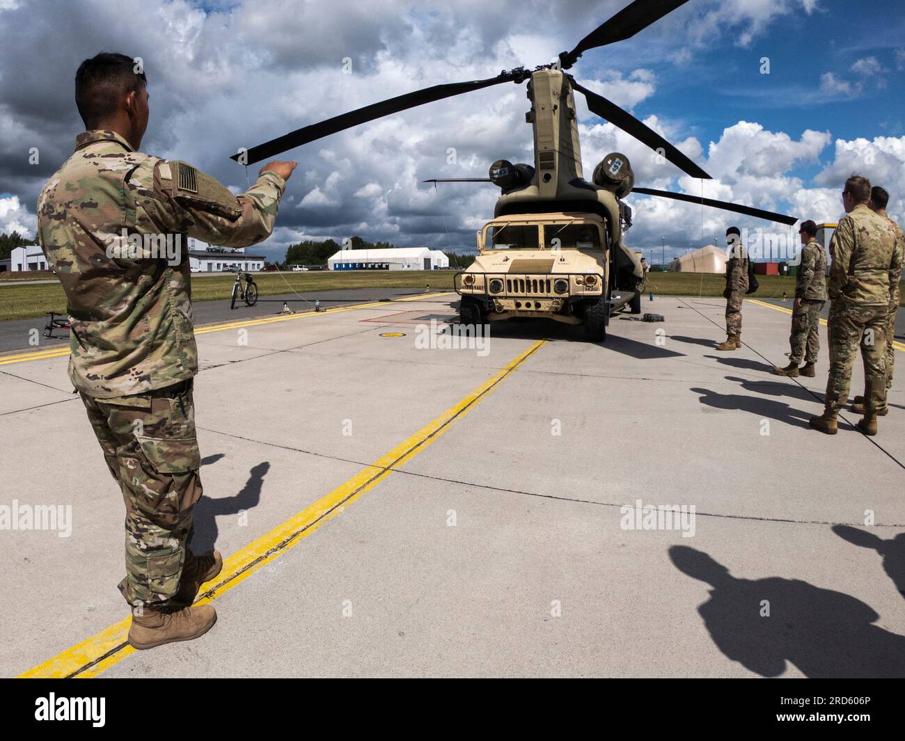 Bishnu Thapa, impiegato di rifornimento con Headquarters and Headquarters Battery, 4th Infantry Division Artillery, manovra un M998 Humvee in un CH-47D Chinook durante l'addestramento a freddo presso la base aerea di Lielvarde, Lettonia, il 18 luglio. L'addestramento, supportato da capitani d'equipaggio e piloti con Task Force Knighthawk, 3rd Combat Aviation Brigade, 3rd Infantry Division a supporto della 4th Infantry Division, fornì ai soldati DIVARTY l'opportunità di aumentare la loro prontezza operativa. Il 4° Inf. La missione del Div. In Europa è quella di impegnarsi nella formazione e nelle esercitazioni multinazionali in tutto il continente, W Foto Stock