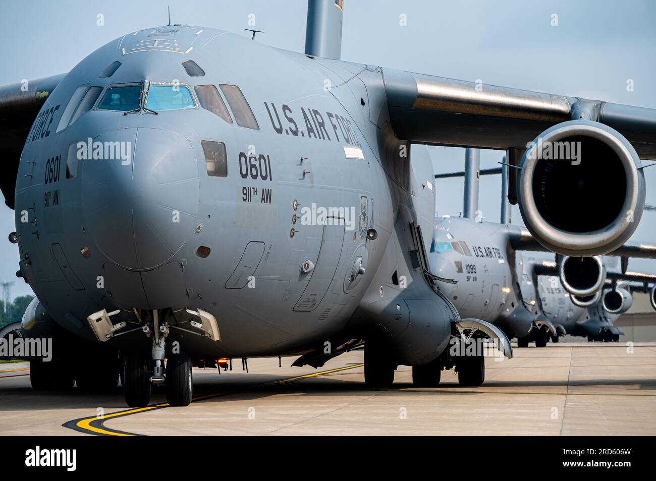 Quattro C-17 Globemaster III assegnati al 911th Airlift Wing eseguono un Elephant Walk presso la Pittsburgh International Airport Air Reserve Station, Pennsylvania, il 18 luglio 2023. Le passeggiate con gli elefanti dimostrano il lavoro di squadra e la capacità del 911th AW di eseguire rapide forze di grandi dimensioni per difendere, mobilitare e combattere. (STATI UNITI Foto dell'aeronautica militare del sergente dello staff James Fritz) Foto Stock