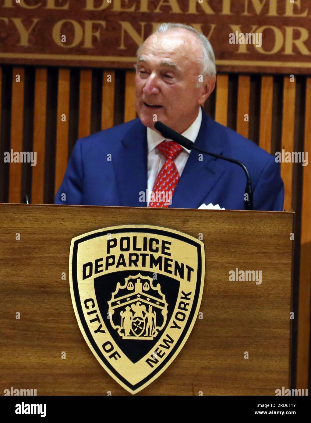 New York, NY, USA. 18 luglio 2023. Il Commissario della polizia di New York Edward Caban nomina Rebecca Weiner vice Commissario dell'Intelligence e della lotta al terrorismo della NYPD, diventando la prima donna a ricoprire una posizione nei 178 anni di storia della NYPD. Erano presenti il sindaco di New York Eric Adams, il primo vice Commissario della NYPD Tania Kinsella, l'ex Commissario della NYPD William Bratton e altri dirigenti della NYPD al 1 Police Plaza il 18 luglio 2023 a New York City. Crediti: Chris Moore/Media Punch/Alamy Live News Foto Stock