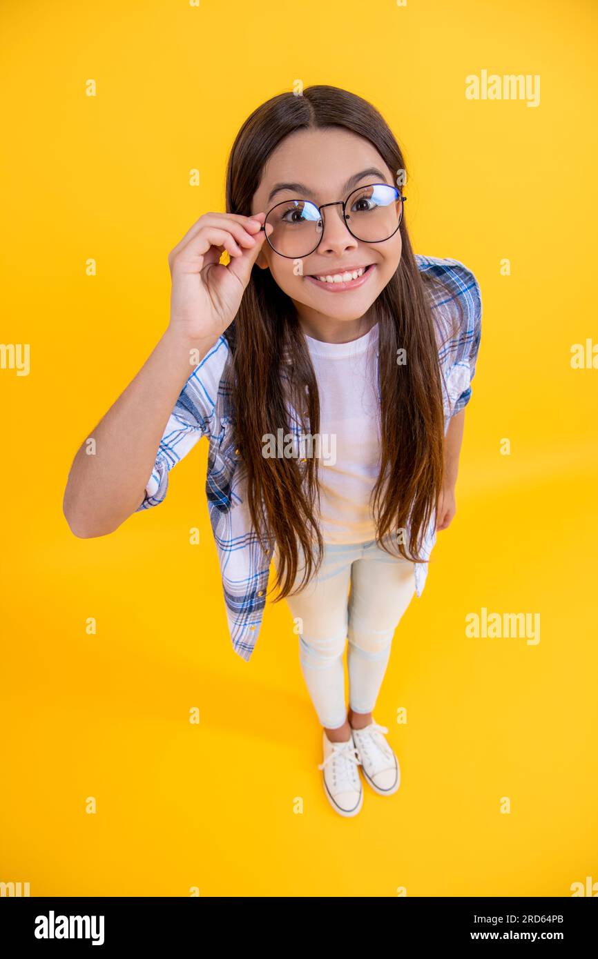 Ragazza con gli shop occhiali da vista
