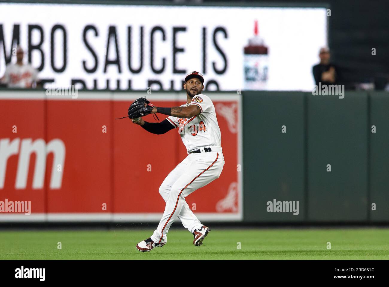 L'esterno dei Baltimore Orioles Aaron Hicks (34) fa la presa in campo esterno, rilanciandolo in campo nella parte superiore del sesto inning contro i Los Angeles Dodgers il 17 luglio 2023 all'Oriole Park di Camden Yards a Baltimore MD (Alyssa Howell/Image of Sport) Foto Stock
