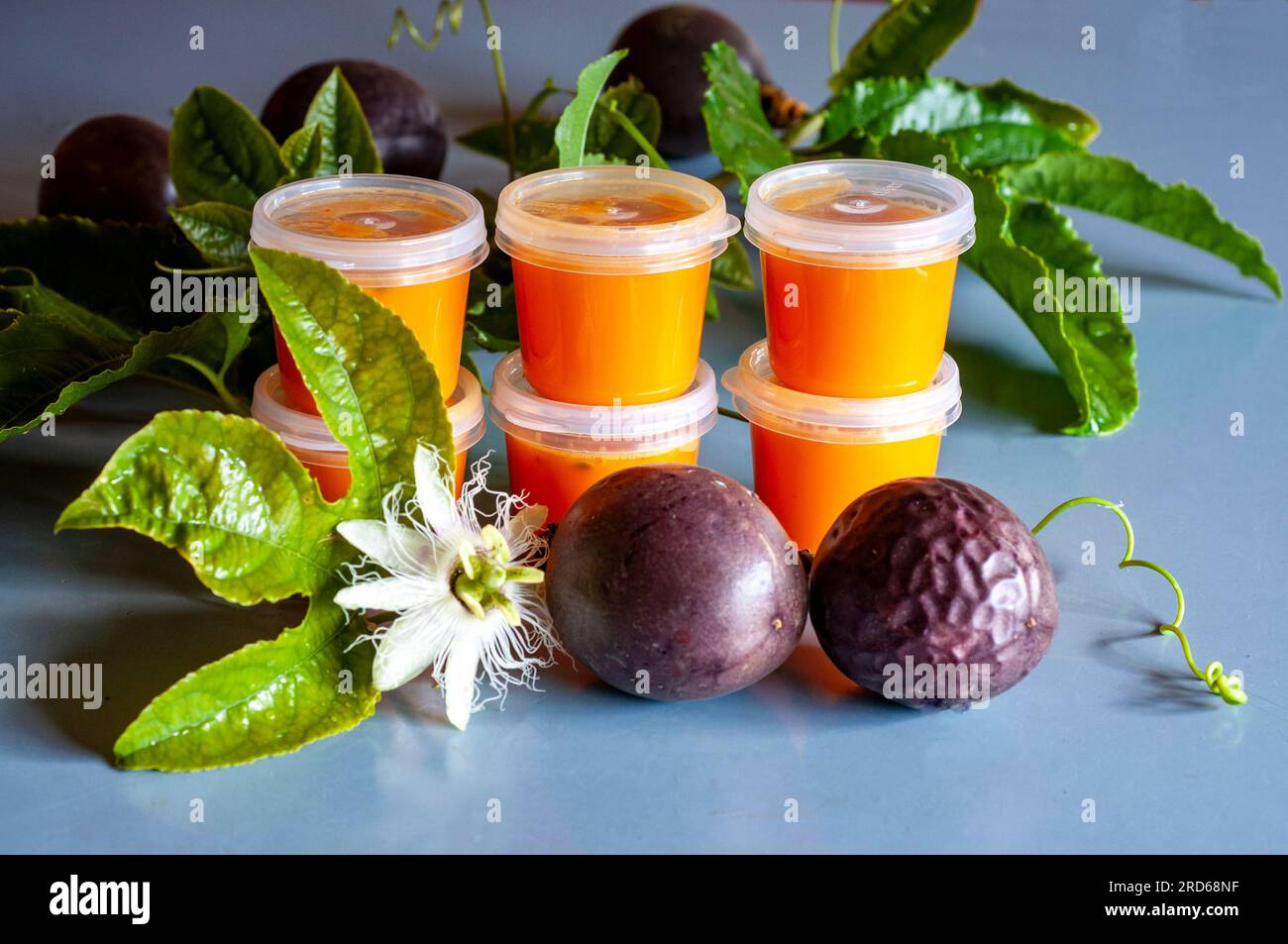 Polpa Passsionfruit confezionata in vaschette di plastica per congelare Foto Stock