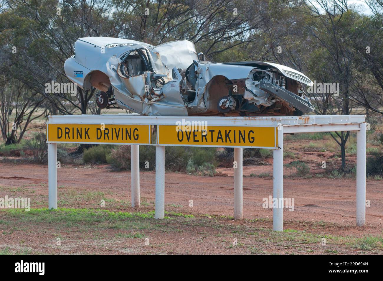 Una campagna australiana per la sicurezza stradale che mostra i relitti di auto per sensibilizzare la sicurezza sui pericoli derivanti dalla guida in eccesso di velocità e in stato di ebbrezza Foto Stock