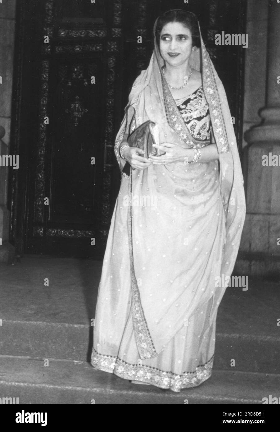 Pavry, Bapsybanoo, 1906 - 1995, British Indian socialite, di fronte al St Cattedrale di Patrick, ULTERIORI DIRITTI-AUTORIZZAZIONE-INFORMAZIONI-NON-DISPONIBILE Foto Stock