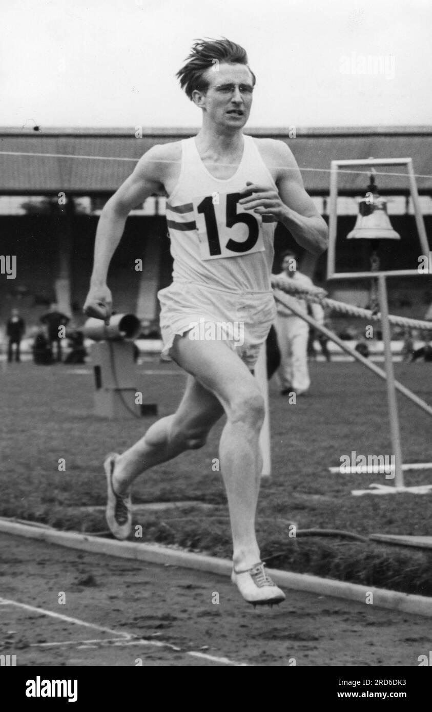 Wood, Ken, 21.11.1930 - 8,9.2008, atleta britannico (atletica), in gara, White City Stadium, Londra, ULTERIORI DIRITTI-AUTORIZZAZIONE-INFO-NON-DISPONIBILE Foto Stock