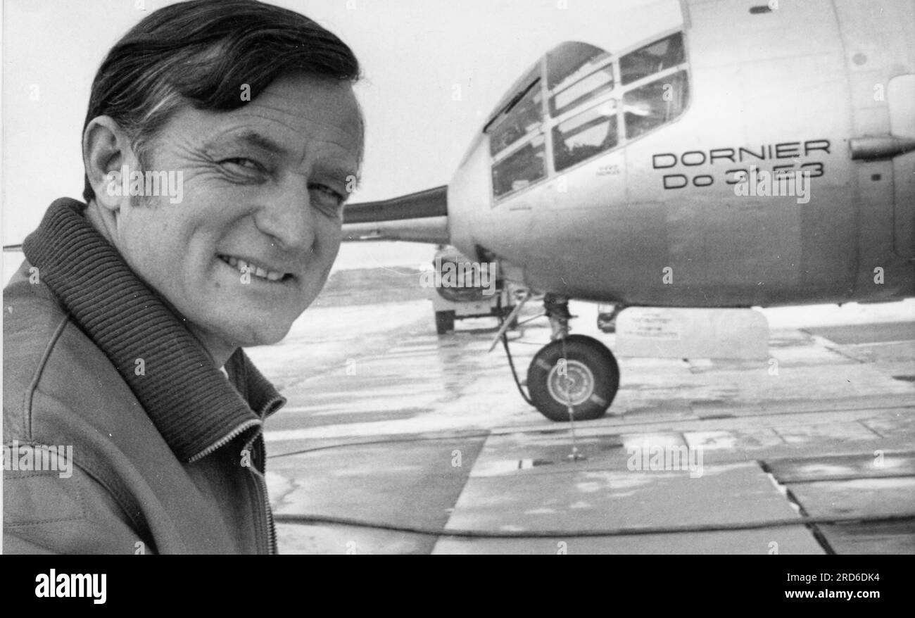 Wood, Drury W., * 5.11.1923, pilota americano, di fronte a Dornier do 31 E3, anni '1960, DIRITTI AGGIUNTIVI-CLEARANCE-INFO-NOT-AVAILABLE Foto Stock