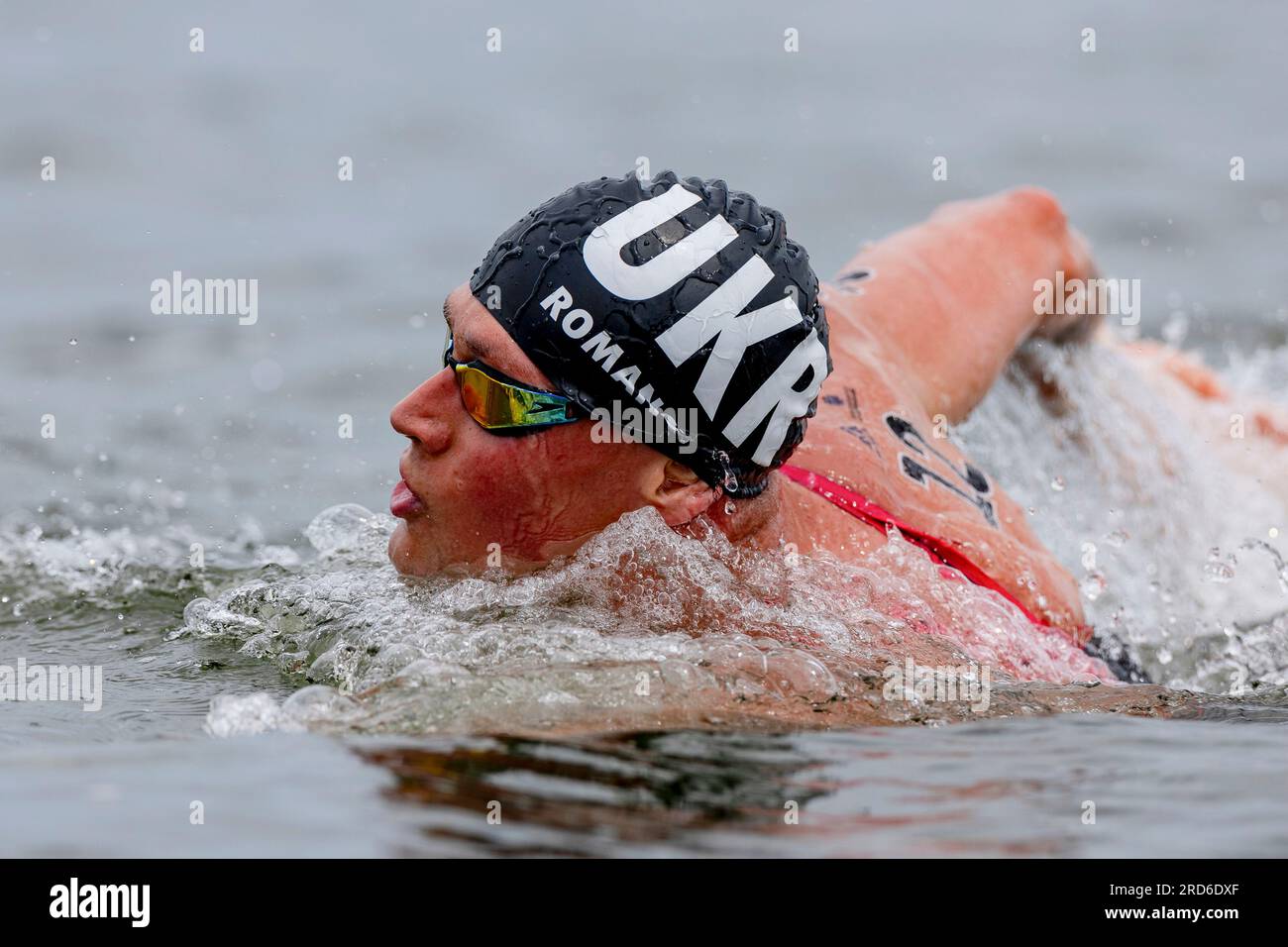 Fukuoka, Giappone. 18 luglio 2023. Nuoto: Campionato del mondo, decisione(i), mare aperto - 5 km, uomini: Misha Romanchuk dell'Ucraina in azione. Credito: Jokleindl/ © di JoKleindl/dpa/Alamy Live News Foto Stock