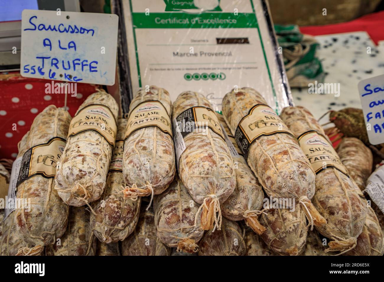Antibes, Francia - 24 maggio 2023: Salumi artigianali al tartufo in vendita in un mercato agricolo provenzale coperto nella città vecchia Foto Stock