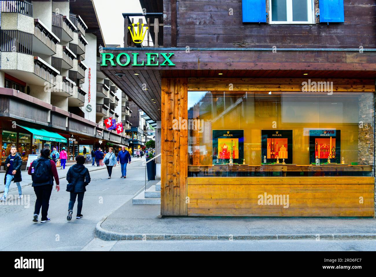 Zermatt, Svizzera - 21 maggio 2023: Vista frontale della BUCHERER BOUTIQUE ROLEX ZERMATT a Bahnhofstrasse riconosciuta come concessionario ufficiale Rolex Foto Stock