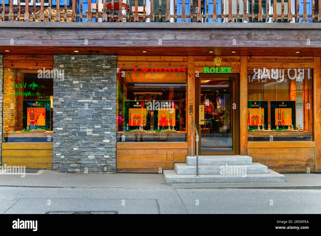 Zermatt, Svizzera - 21 maggio 2023: Vista frontale della BUCHERER BOUTIQUE ROLEX ZERMATT a Bahnhofstrasse riconosciuta come concessionario ufficiale Rolex Foto Stock