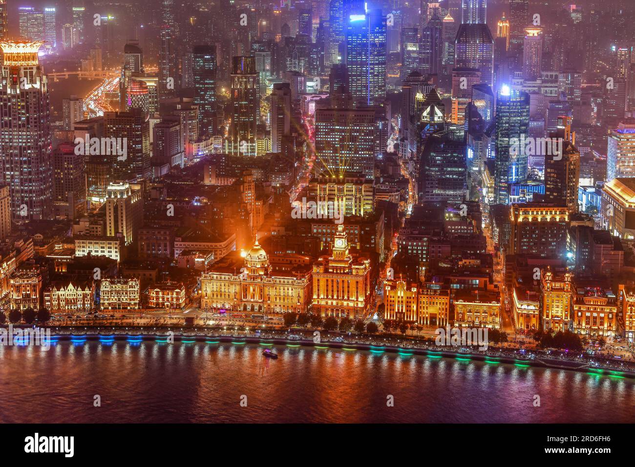 Vecchi edifici coloniali lungo il Bund a Shanghai Cina di notte Foto Stock