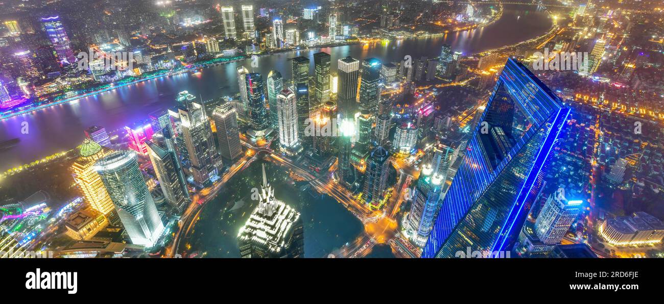 Splendido edificio moderno a Shanghai di notte, Cina Foto Stock