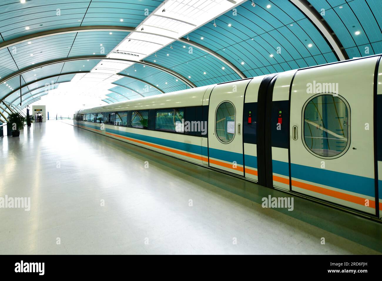 Il treno Maglev (derivato dalla levitazione magnetica) è la prima linea di levitazione magnetica ad alta velocità operata commercialmente al mondo Foto Stock