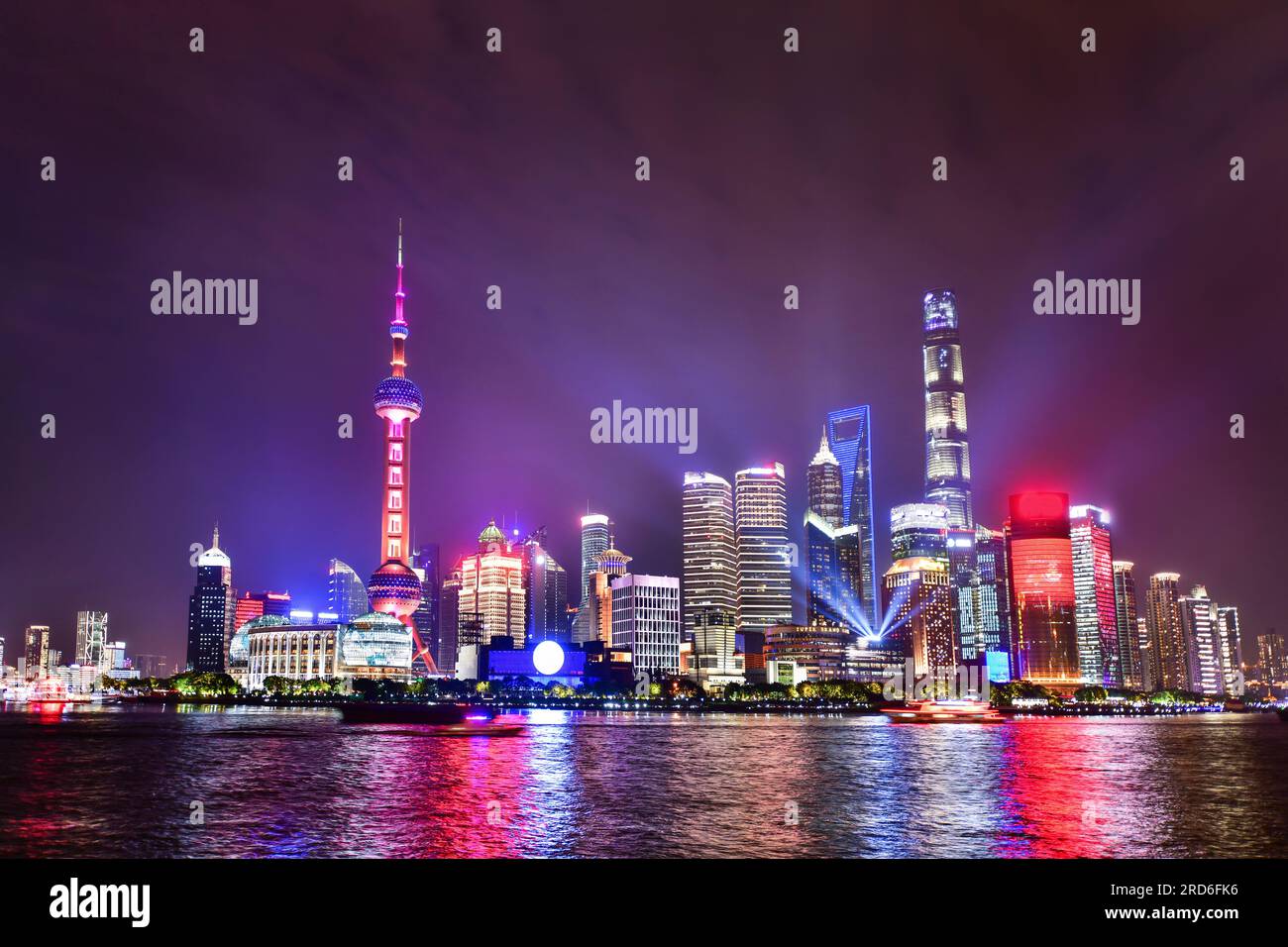 Splendido edificio moderno a Shanghai di notte, Cina Foto Stock
