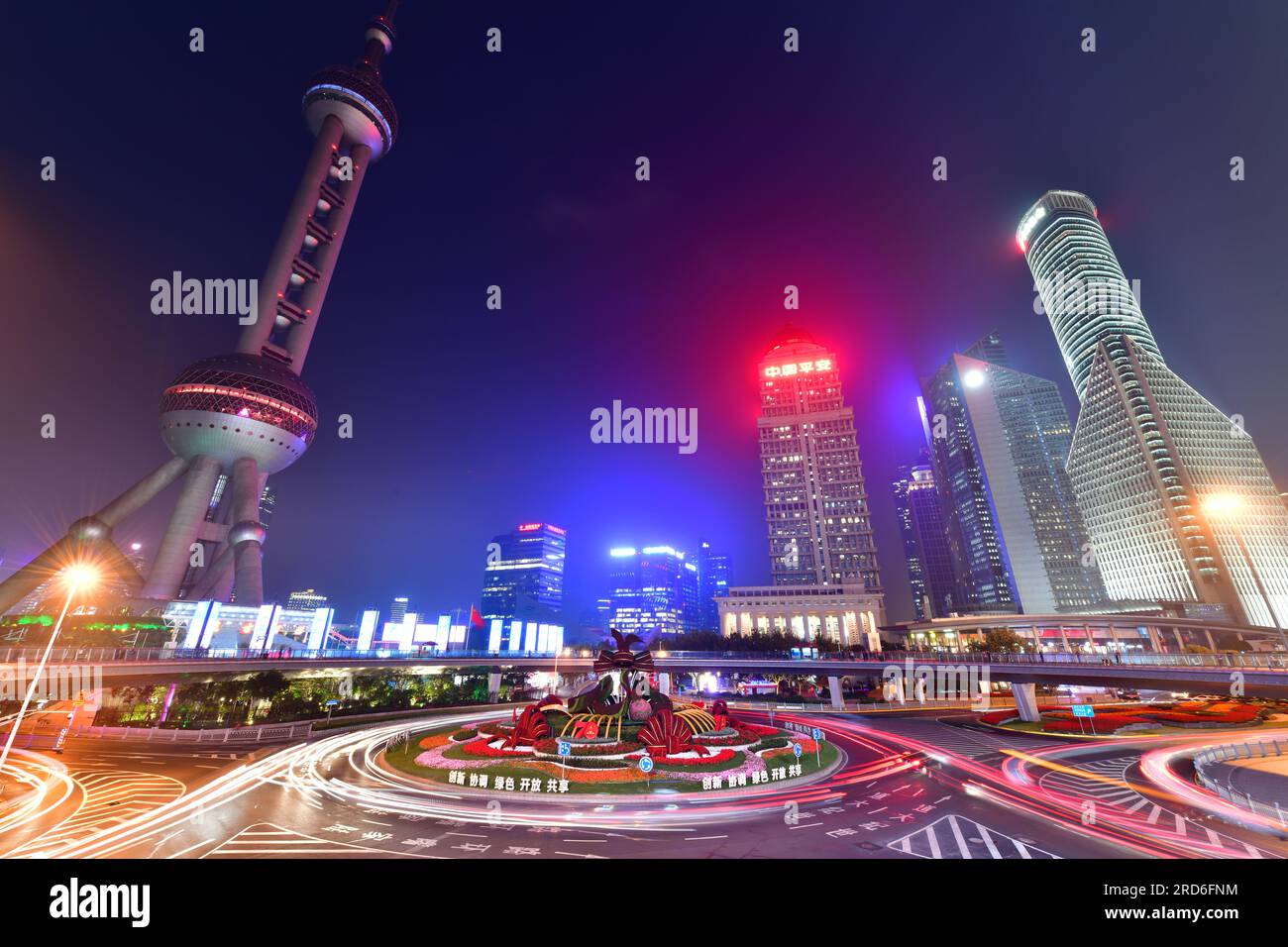 Splendido edificio moderno a Shanghai di notte, Cina Foto Stock