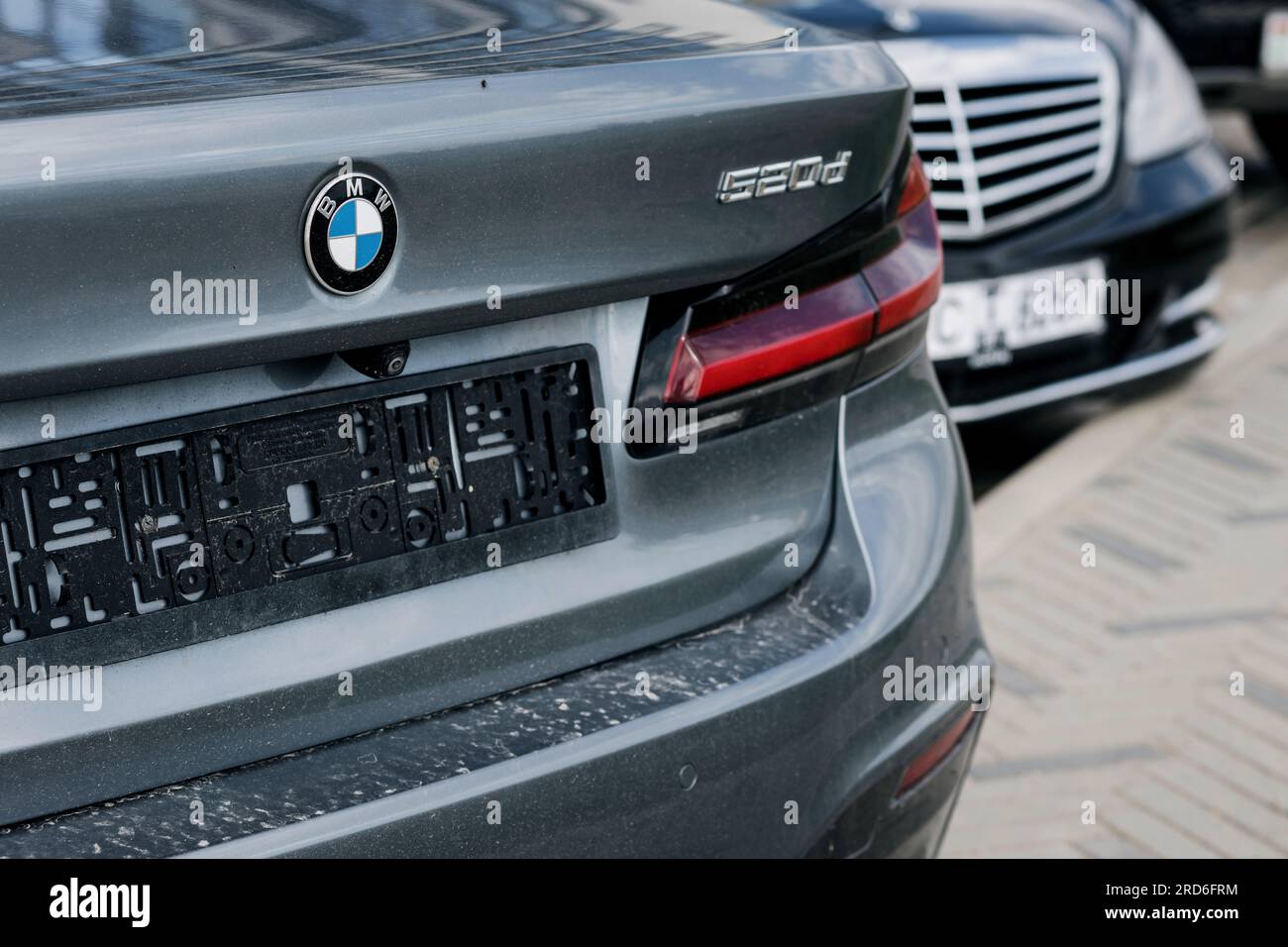 Minsk, Bielorussia, luglio 2023 - BMW serie 5 è un'auto executive di medie dimensioni. Vista posteriore Foto Stock