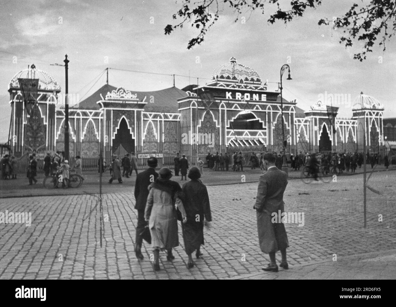 circo, Circus Krone, tenda da circo, vista esterna, anni '1920, ULTERIORI-DIRITTI-CLEARANCE-INFO-NON-DISPONIBILI Foto Stock