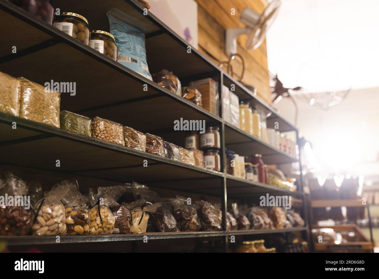 Primo piano di scaffali con il cibo a cibo sano negozio di alimentari biologico Foto Stock