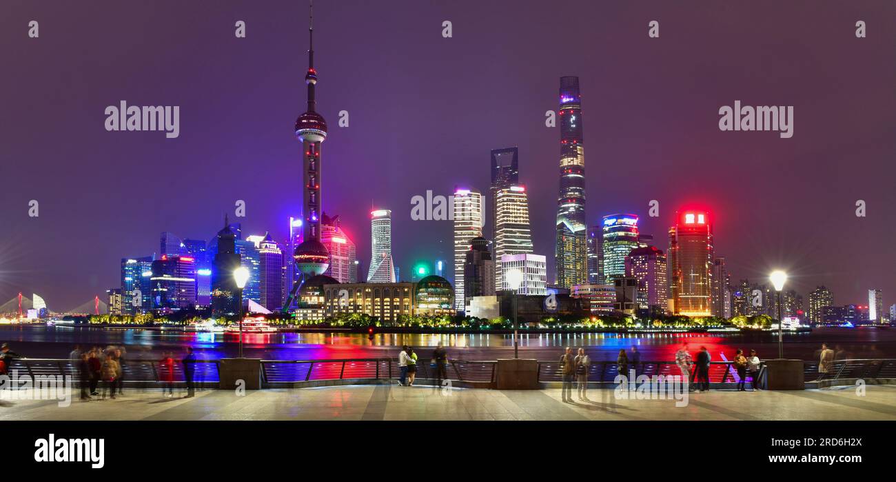 Splendido edificio moderno a Shanghai di notte, Cina Foto Stock
