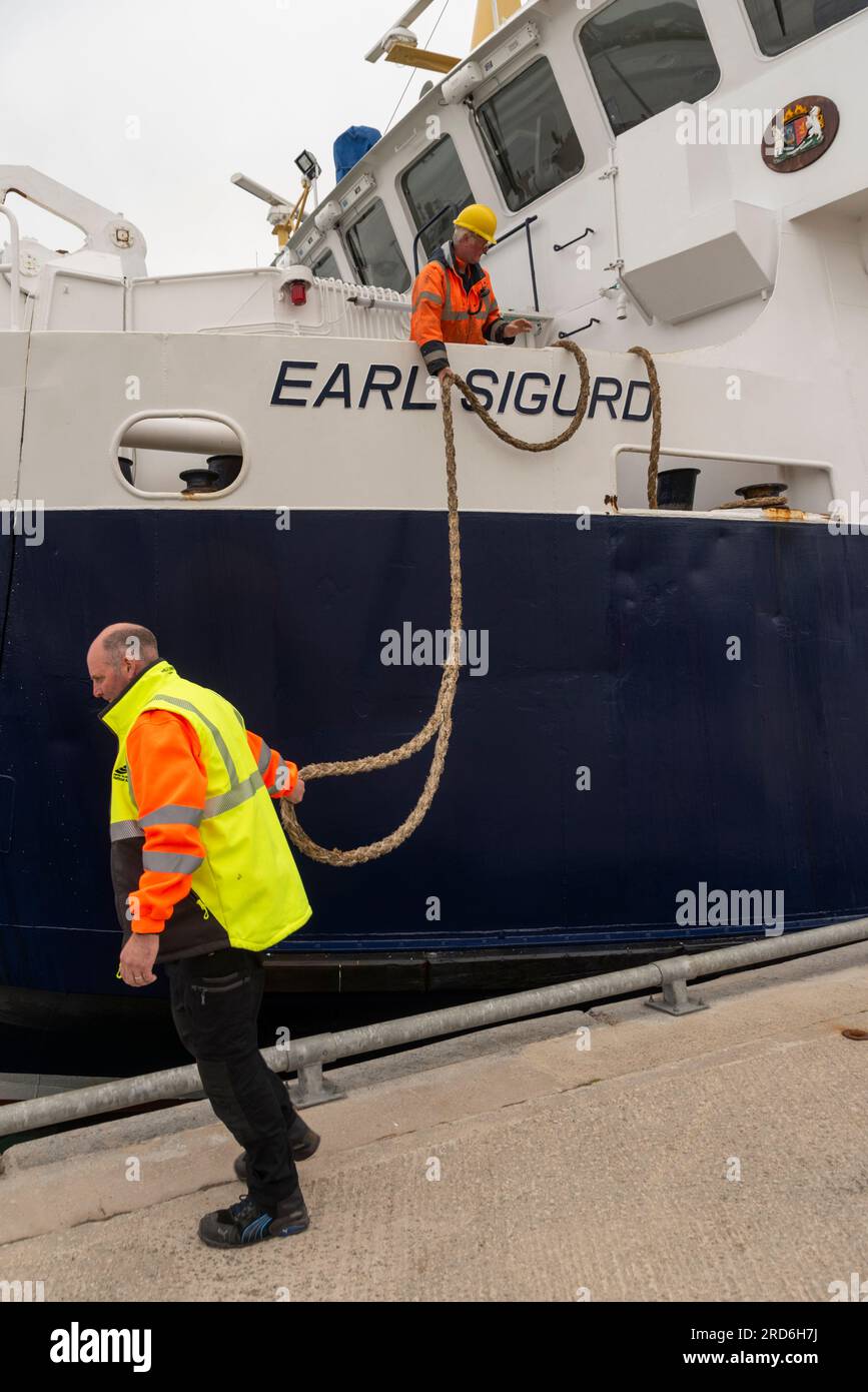 Kirkwall, Orkney Isles, Scozia, Regno Unito. 4 giugno 2023. I membri dell'equipaggio della nave maneggiano la corda di prua per legare la nave alla riva. Foto Stock