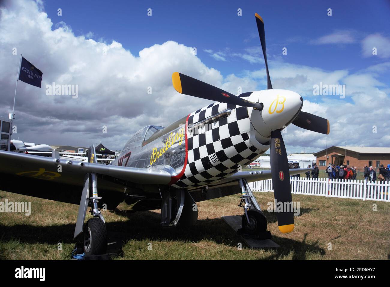 Breitling mostrò la sua North America Aviation Mustang P51 al RIAT 2023 a RAF Fairford, Gloucestershire, Regno Unito Foto Stock