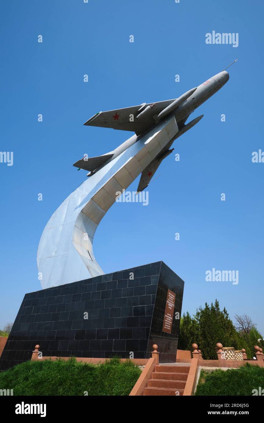 Viene montato un aereo da caccia MIG sovietico, una dedica ai piloti nella grande Guerra Patriottica, nella seconda guerra mondiale. Nel Memorial Park a Shymkent, Kazakistan. Foto Stock