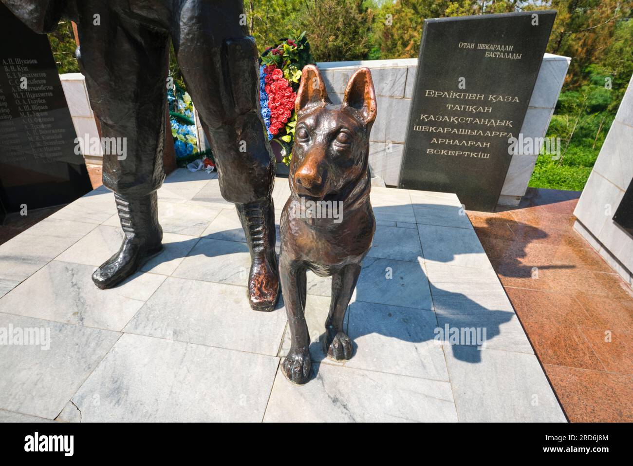 Un memoriale, dedicato alle guardie di frontiera kazake e ai cani da guardia, uccisi in servizio. Al Memorial Park di Shymkent, Kazakistan. Foto Stock