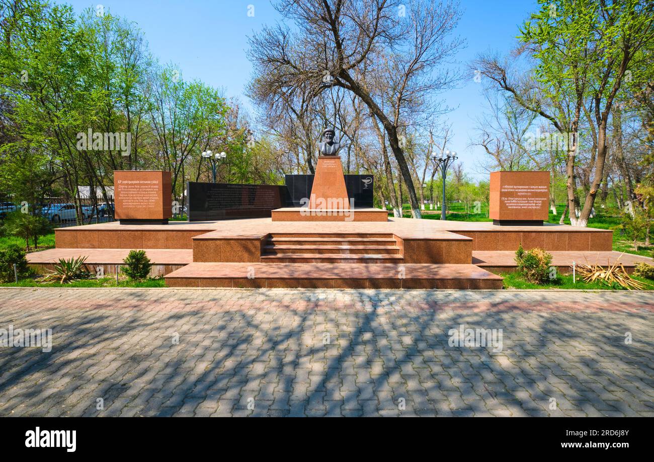 Un busto di Oteyboydak Tleukabyl Uly, parte di un memoriale per medici e operatori sanitari. Al Memorial Park di Shymkent, Kazakistan. Foto Stock