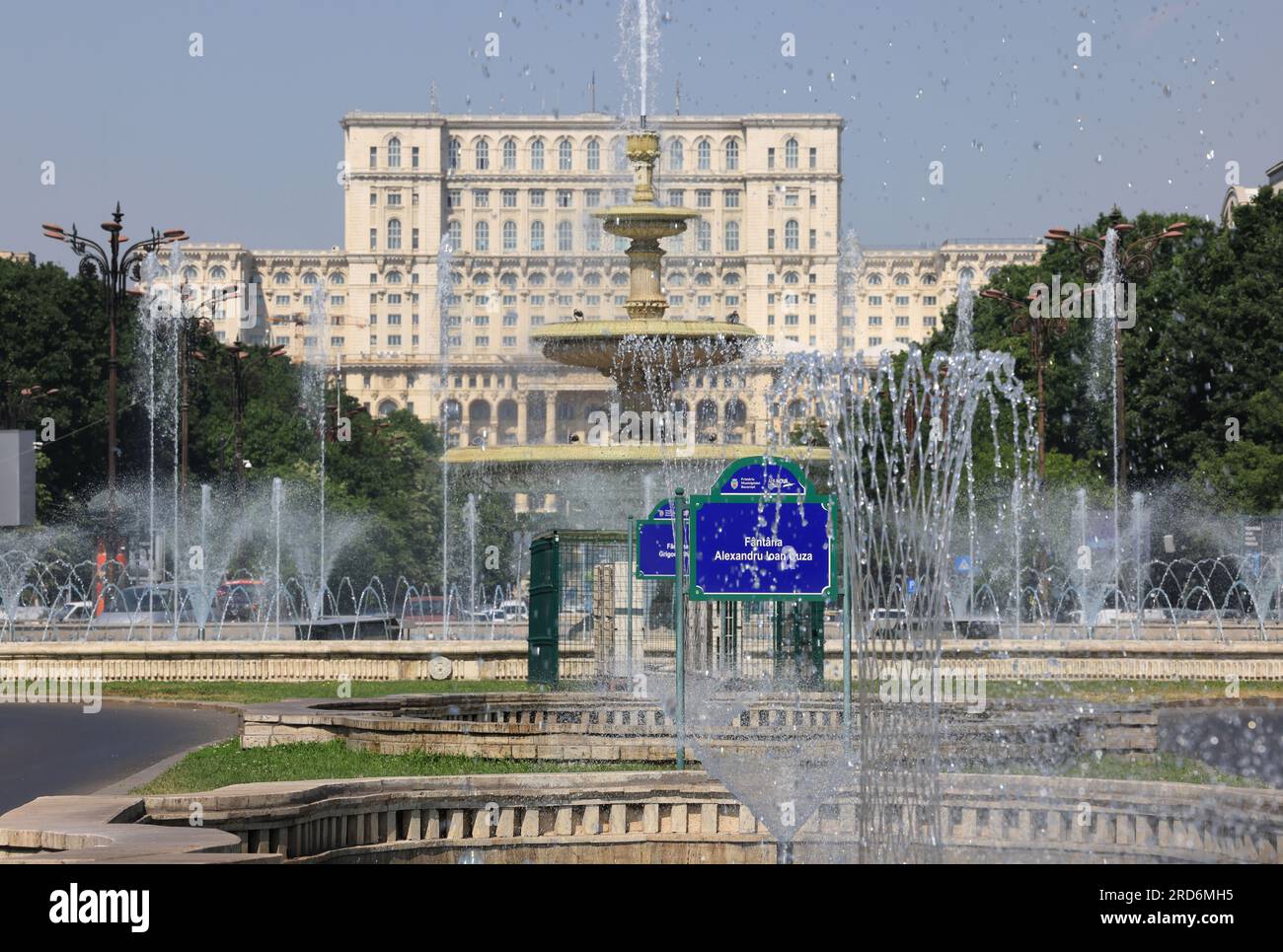 Il Palazzo del Parlamento, o eredità popolare, e costruito dal dittatore rumeno Nicolae Ceausescu, in cima al Boulevard Unirii, Bucarest. Foto Stock