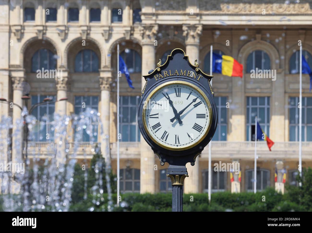 Il Palazzo del Parlamento, o eredità popolare, e costruito dal dittatore rumeno Nicolae Ceausescu, in cima al Boulevard Unirii, Bucarest. Foto Stock