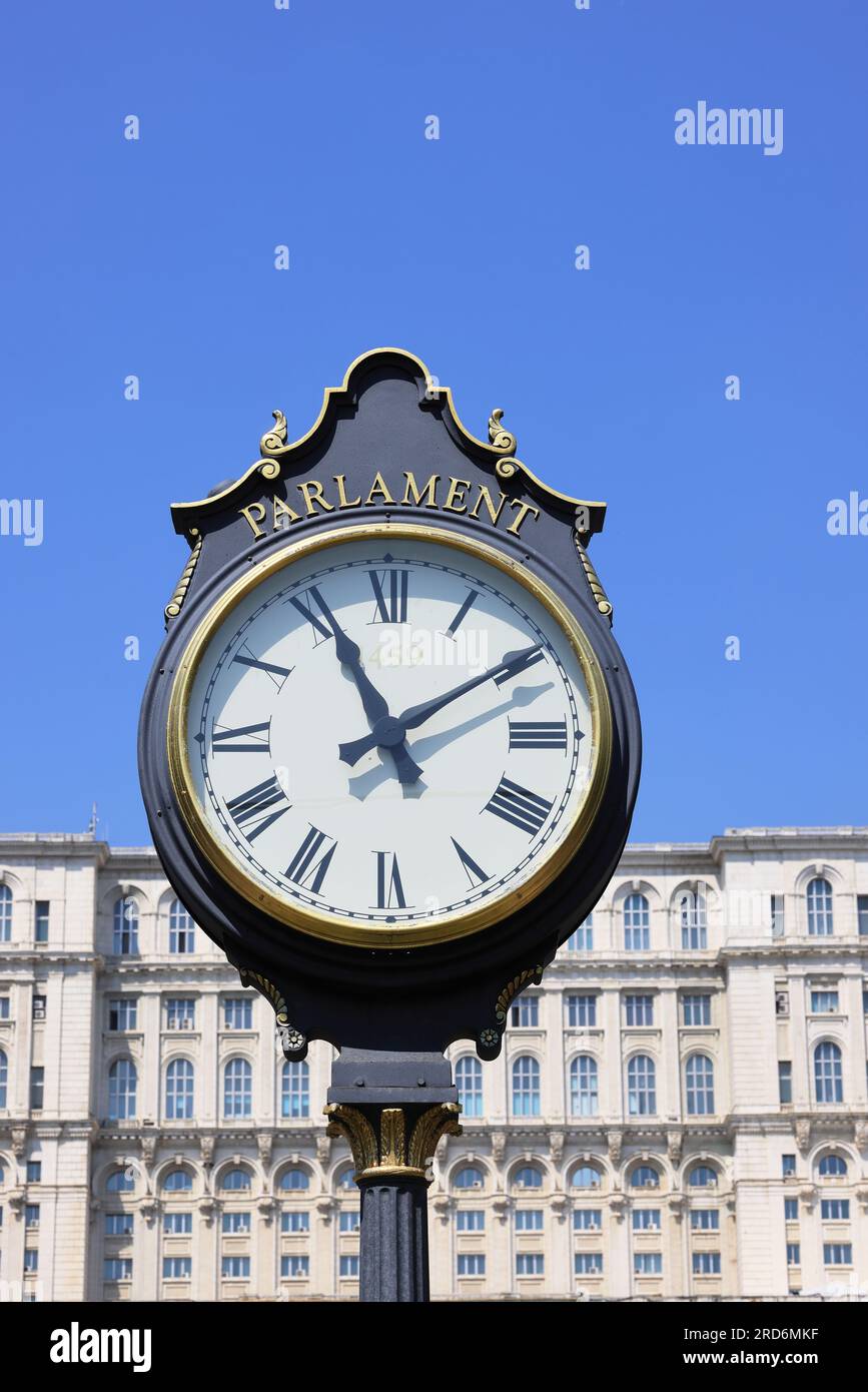 Il Palazzo del Parlamento, o eredità popolare, e costruito dal dittatore rumeno Nicolae Ceausescu, in cima al Boulevard Unirii, Bucarest. Foto Stock